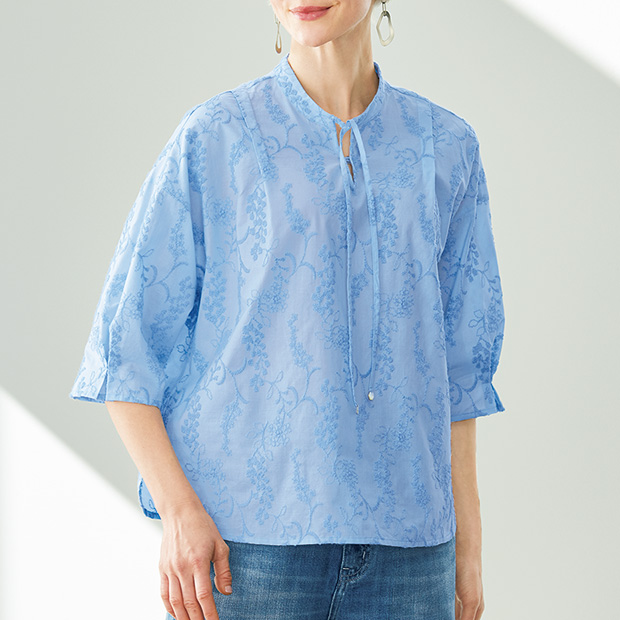 ライラック刺しゅうのプルオーバーブラウス