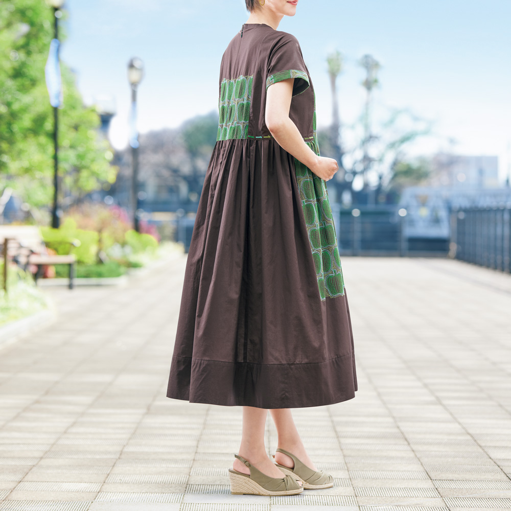 アップル刺しゅうのワンピース
