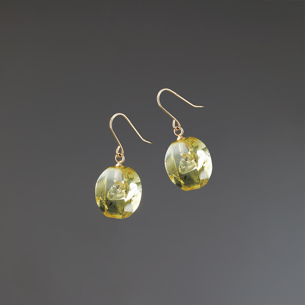 原石パーツの琥珀ピアス