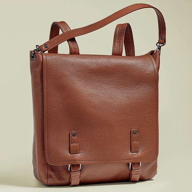 スクエア型レザーリュック