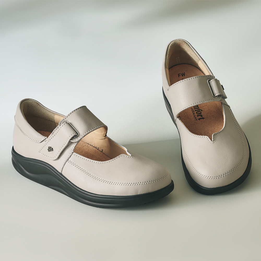 ストラップシューズ