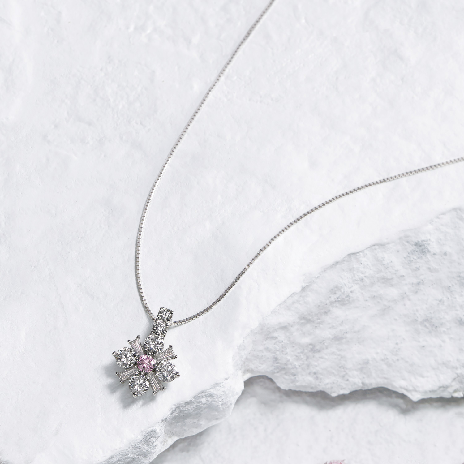 三日月型 天然ダイヤモンド ネックレス ピンクダイヤ入り 鑑別書付き 69 以上節約