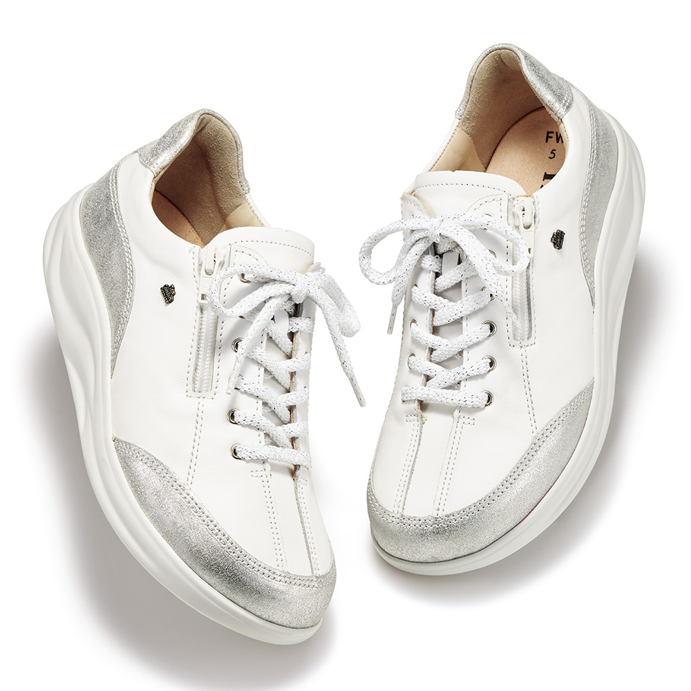 ファスナー付きスニーカー