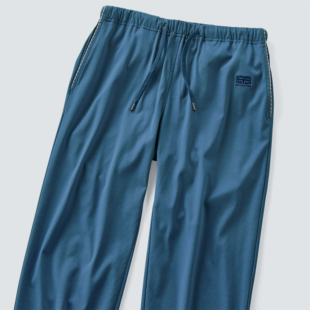 滑らかスムース素材のリラックスパンツ