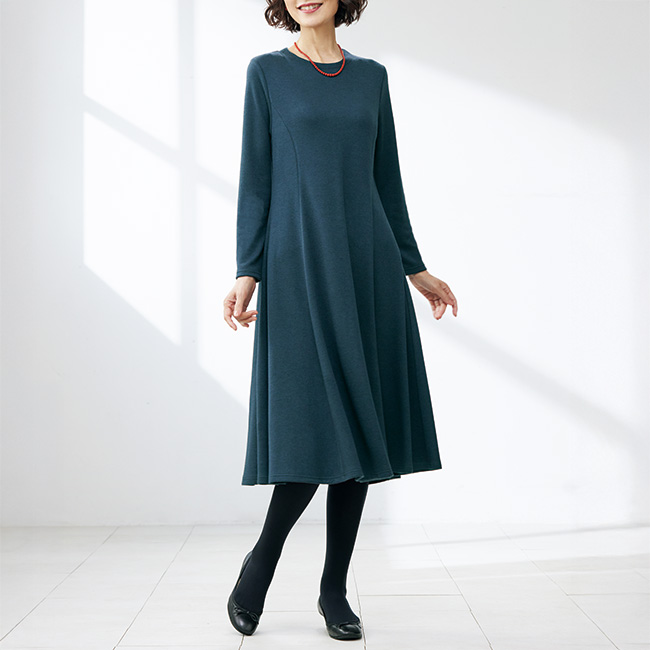 シンプルなウール混ワンピース