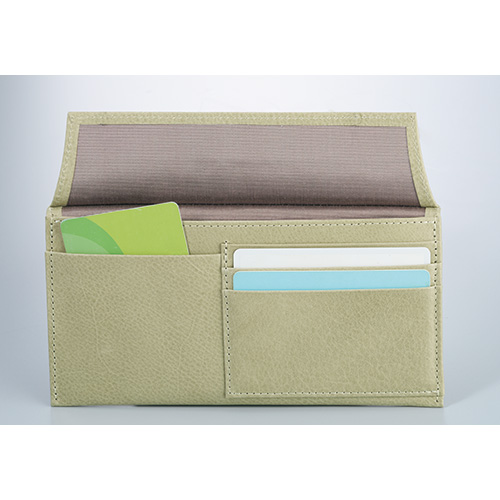 薄くてコンパクトなロングウォレット