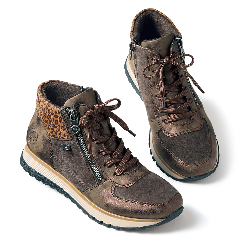 ダブルファスナー使いハイカットシューズ