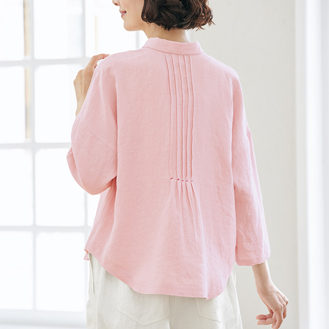 高密度リネンの背面タック七分袖ブラウス