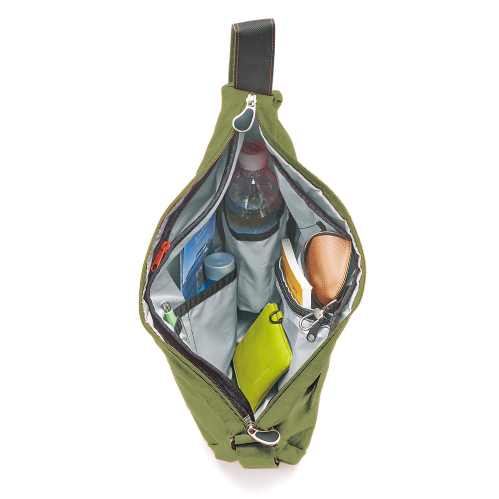 背中に沿うボディバッグ