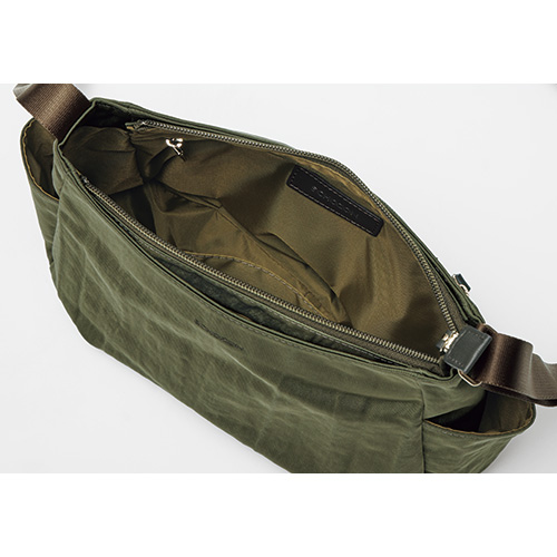 ソフトで軽いナイロンショルダーバッグ