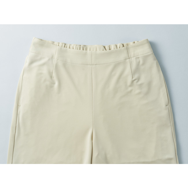 とろみ素材のセミワイドパンツ