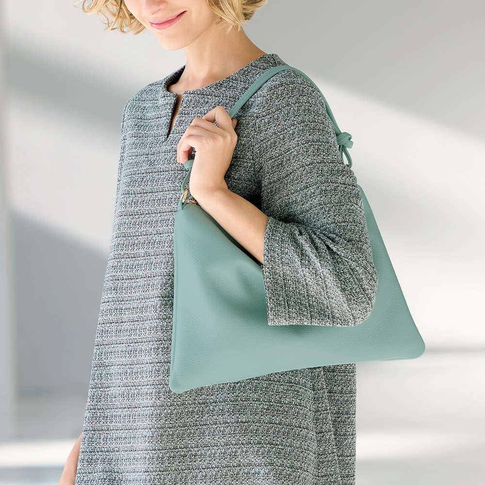 レザーショルダーバッグ