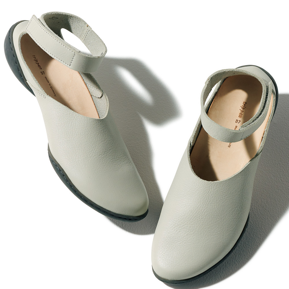 ストラップシューズ