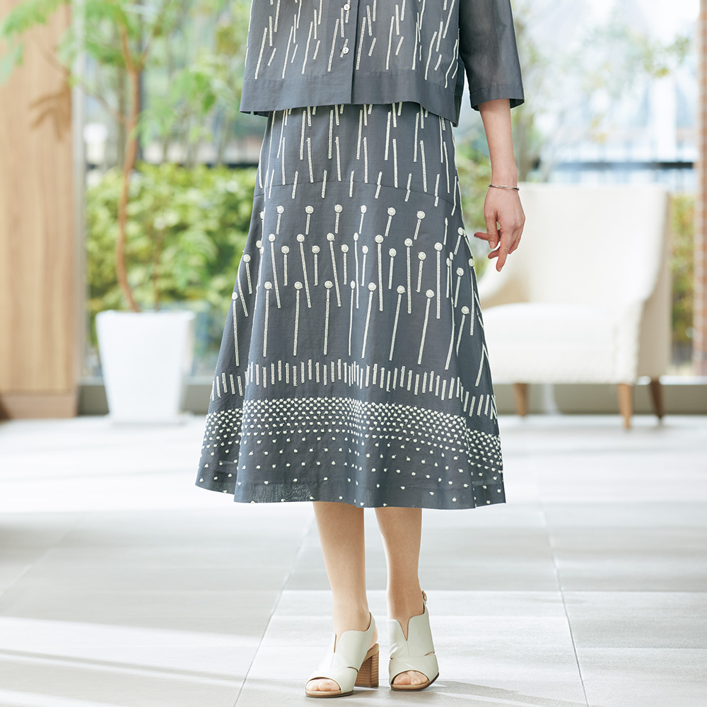 大西和子 タンポポ刺しゅうのフレアースカート | ライトアップ