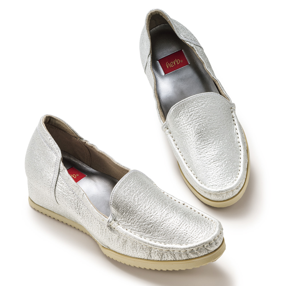 柔らかソールの4E軽量シューズ