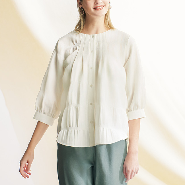 タック使いブラウス