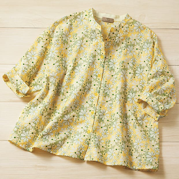 総花刺しゅうのブラウス