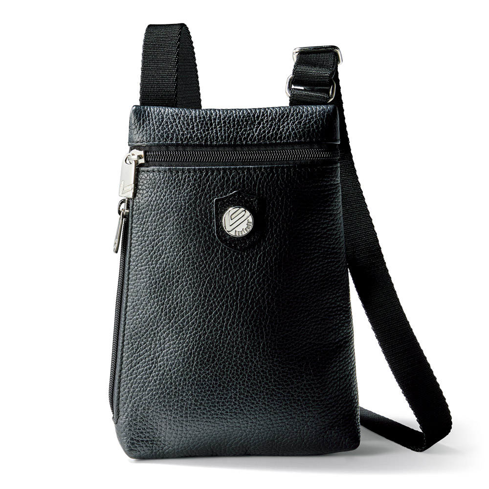 ジャケットに合わせるスリムショルダーバッグ