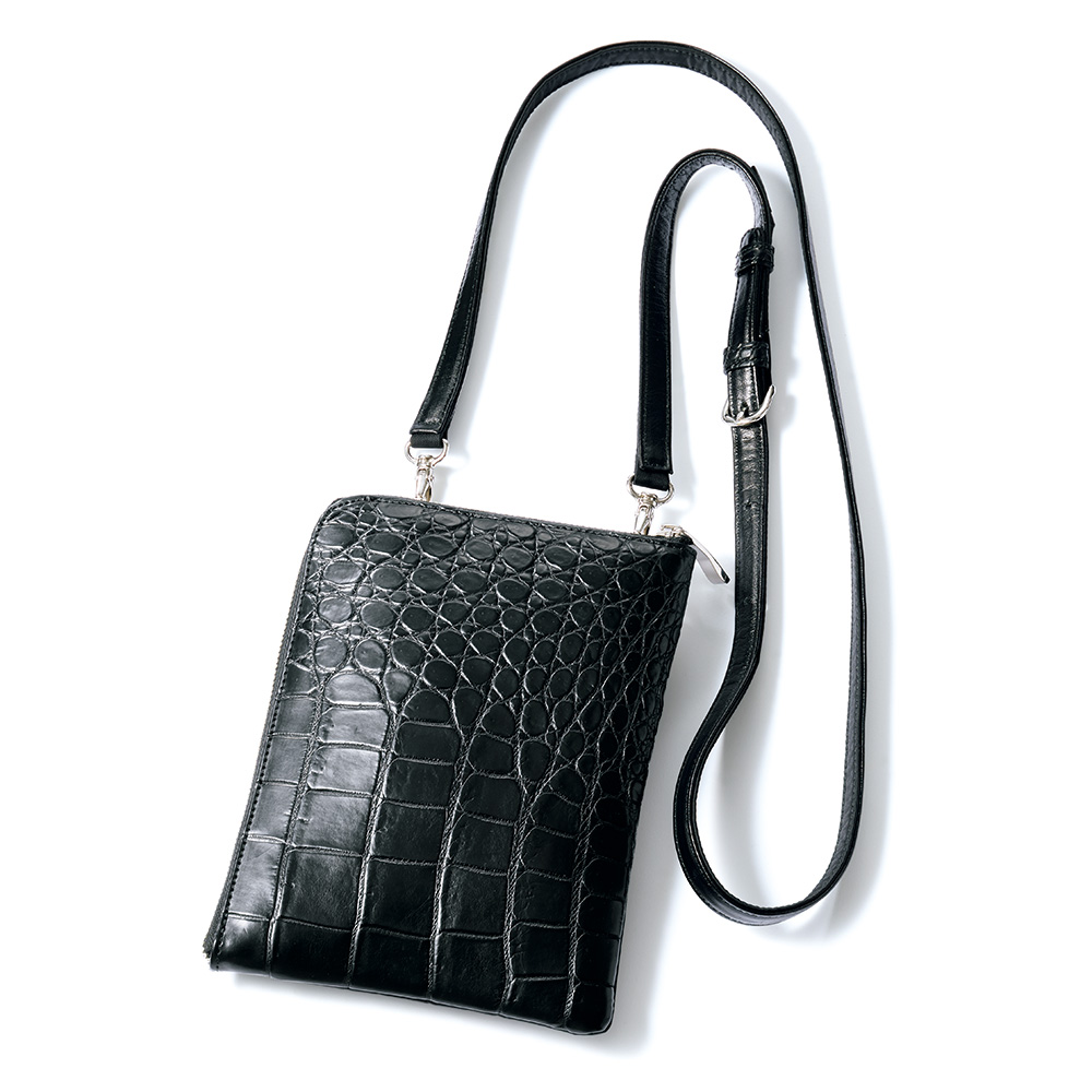マットクロコダイルのコンパクトショルダーバッグ