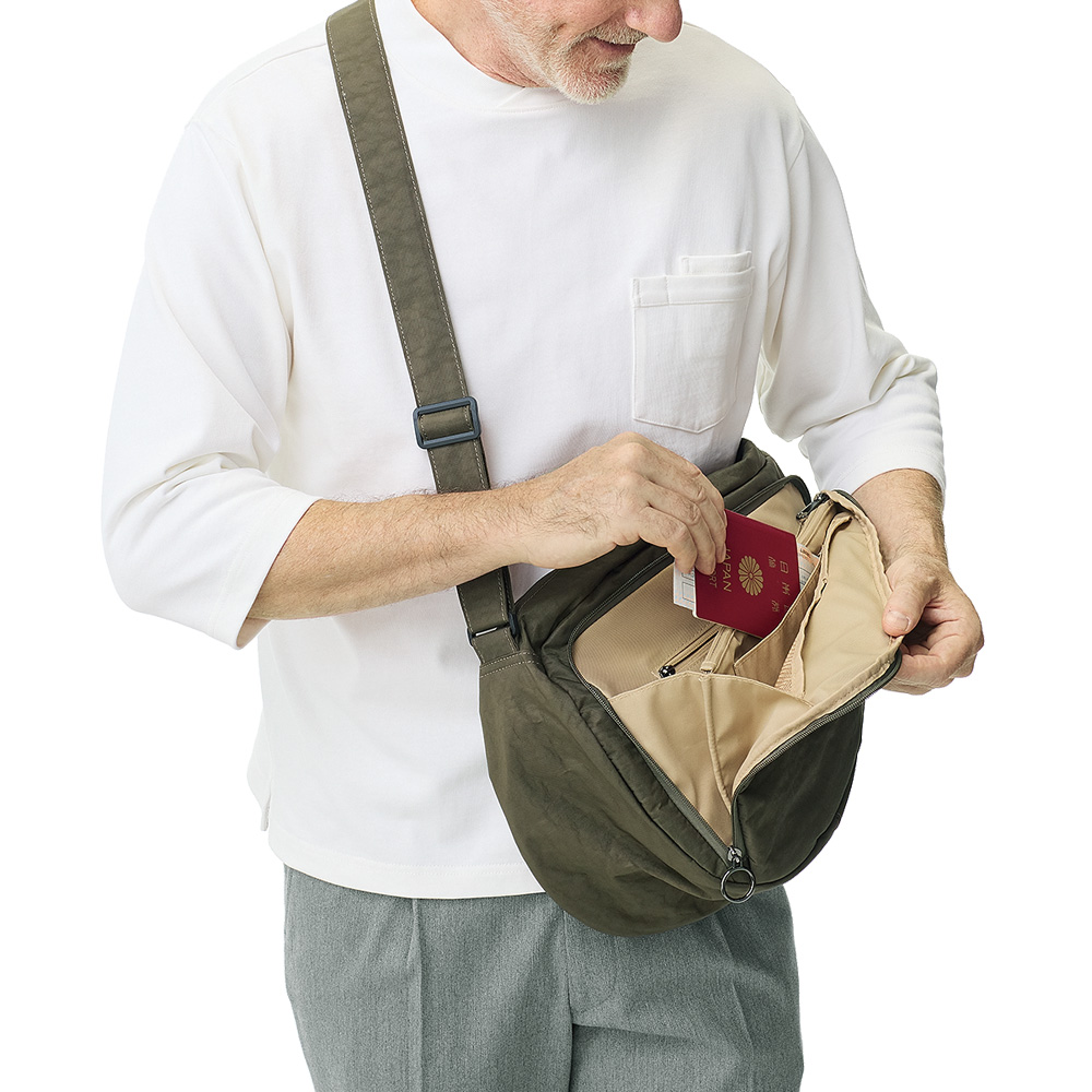 身体に寄り添う・しずく型のショルダーバッグ