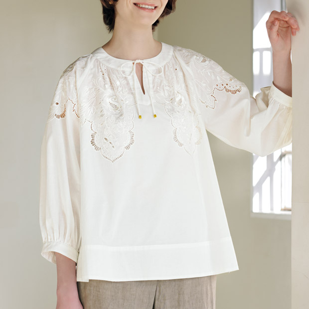 カットワーク刺しゅうブラウス