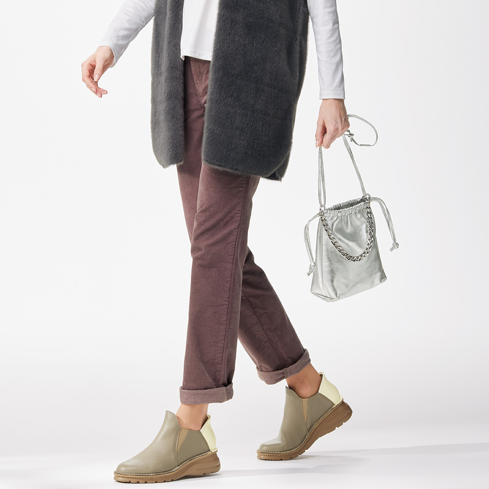 軽量レザースリップオンシューズ