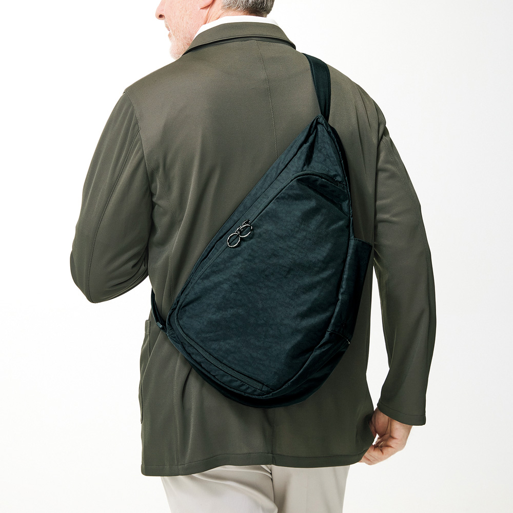 身体に寄り添う・しずく型のショルダーバッグ