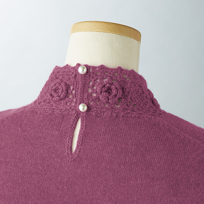 かぎ針編み使いのカシミヤハイネックセーター