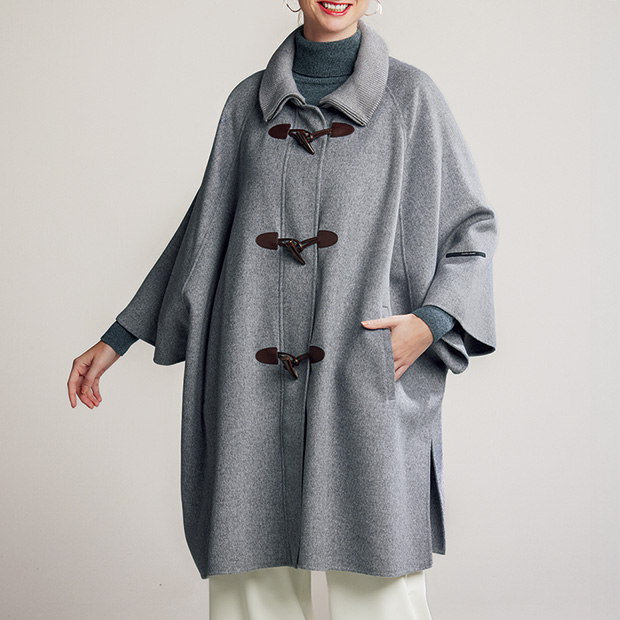 一枚仕立てのウール混ケープ風コート