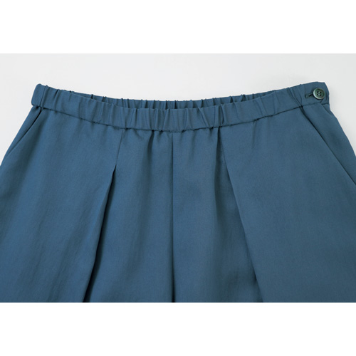 ツイル生地のフレアーパンツ