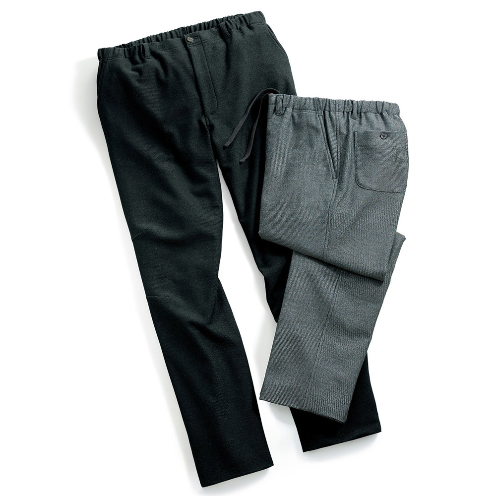 座ってくつろぎやすいリビングパンツ