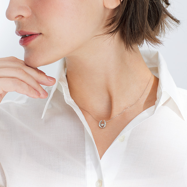 ダンシングダイヤ馬蹄ペンダント