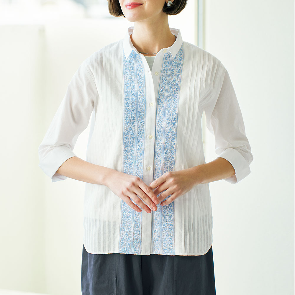 刺しゅう使いピンタックブラウス