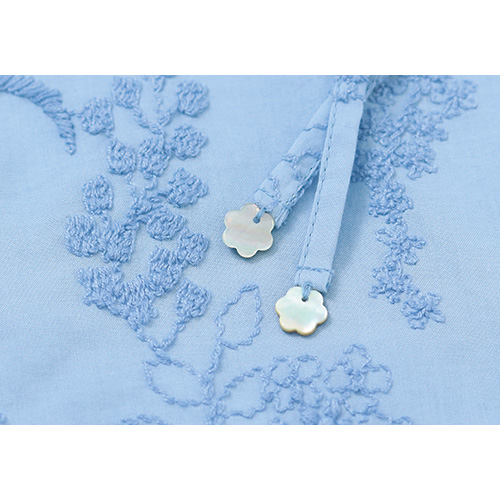 ライラック刺しゅうのプルオーバーブラウス