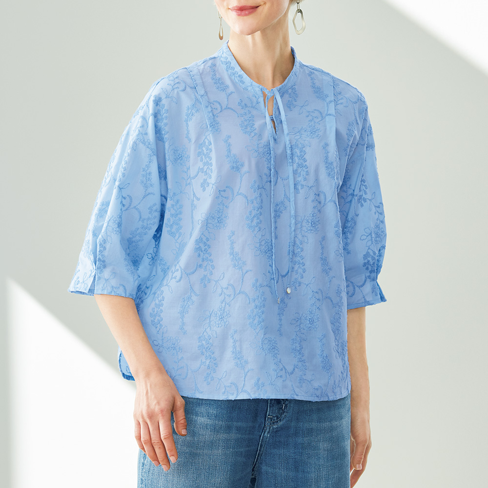 ライラック刺しゅうのプルオーバーブラウス