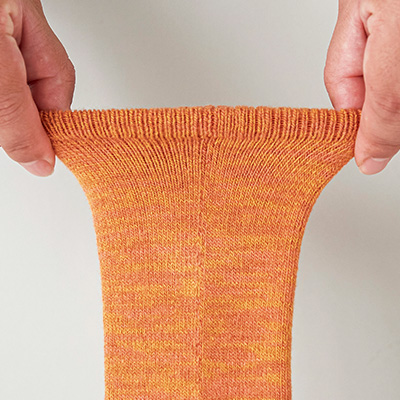 特殊な編み機の良く伸びるウール混靴下／4色セット