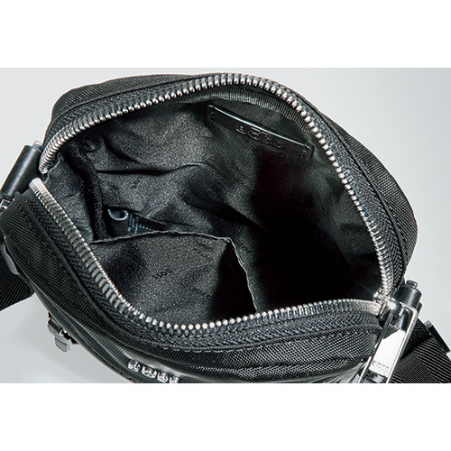 レザー使いショルダーバッグ