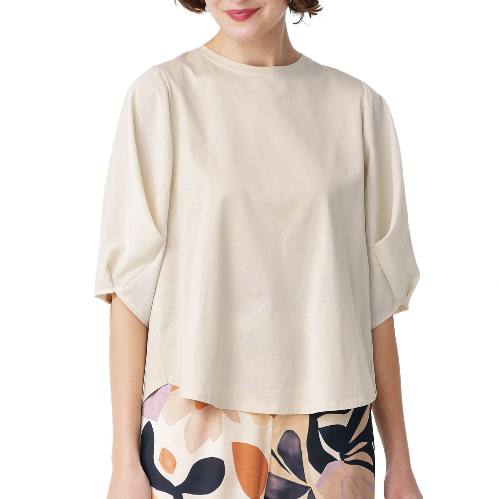 布帛使いプルオーバー