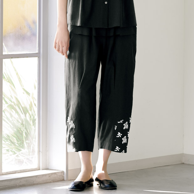 裾刺しゅう使い切り替えパンツ