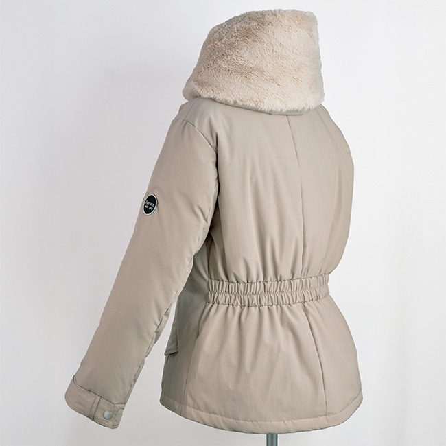 フェイクファー使いダウンジャケット