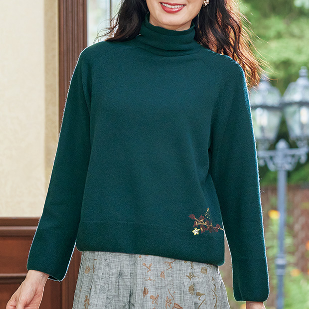 刺しゅう入りハイネックニットプルオーバー