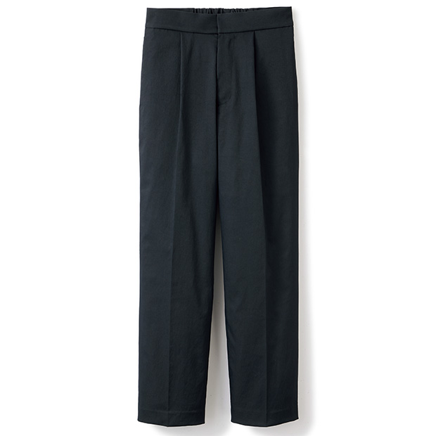 機能素材のタック入りストレッチパンツ