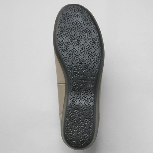 エナメルコンビの撥水フラットシューズ