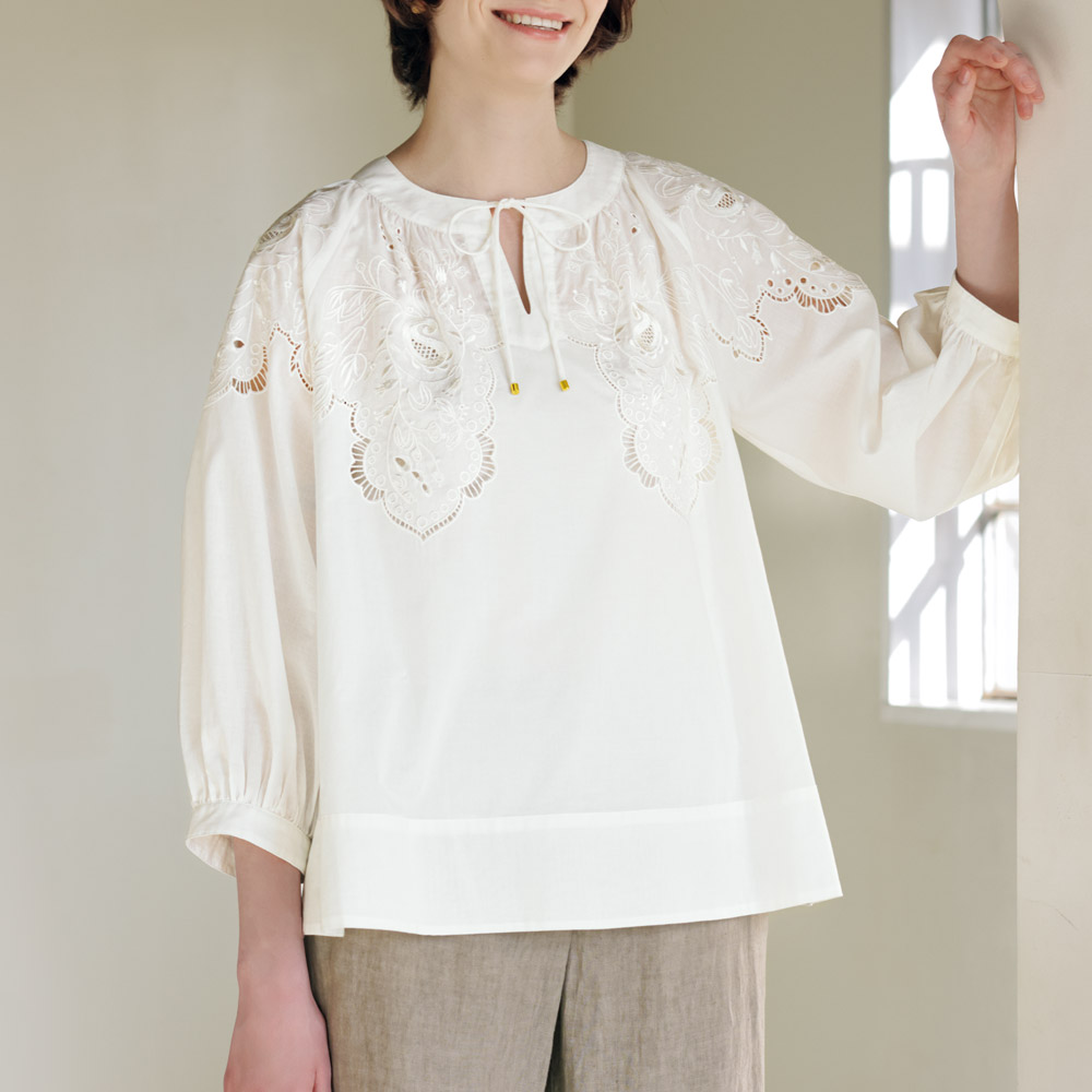 カットワーク刺しゅうブラウス