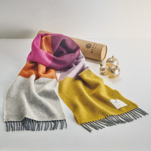 多色使いのウールマフラー