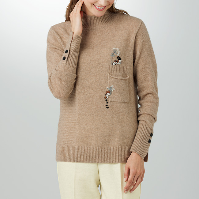 カシミヤ刺しゅう入りハイネックセーター