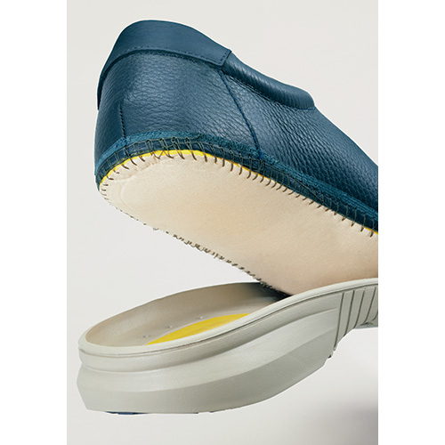 足をいたわる男の靴/サイドファスナーレザースニーカー