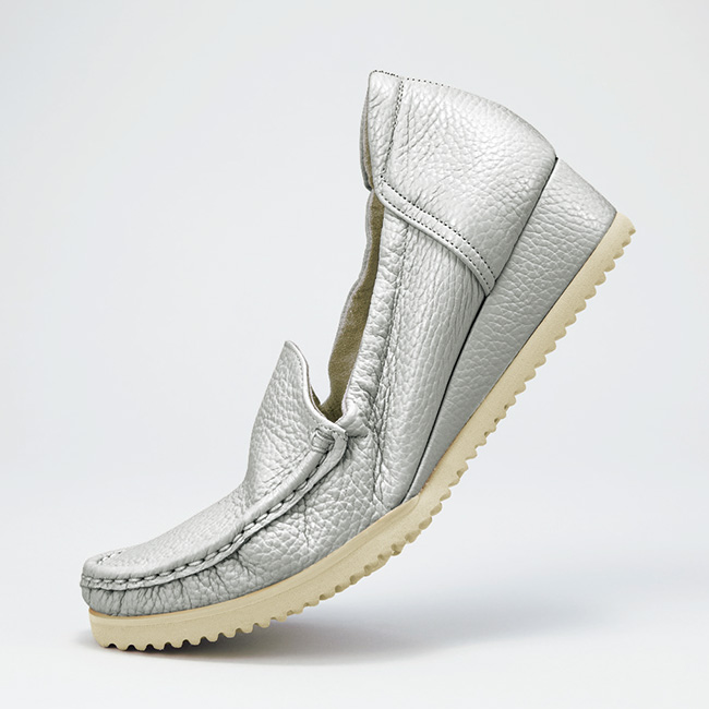 柔らかソールの4E軽量シューズ