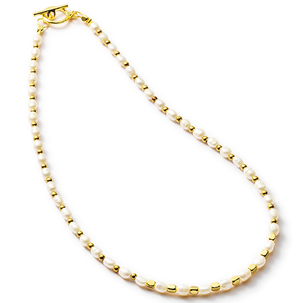 淡水パールとゴールドカラービーズのネックレス