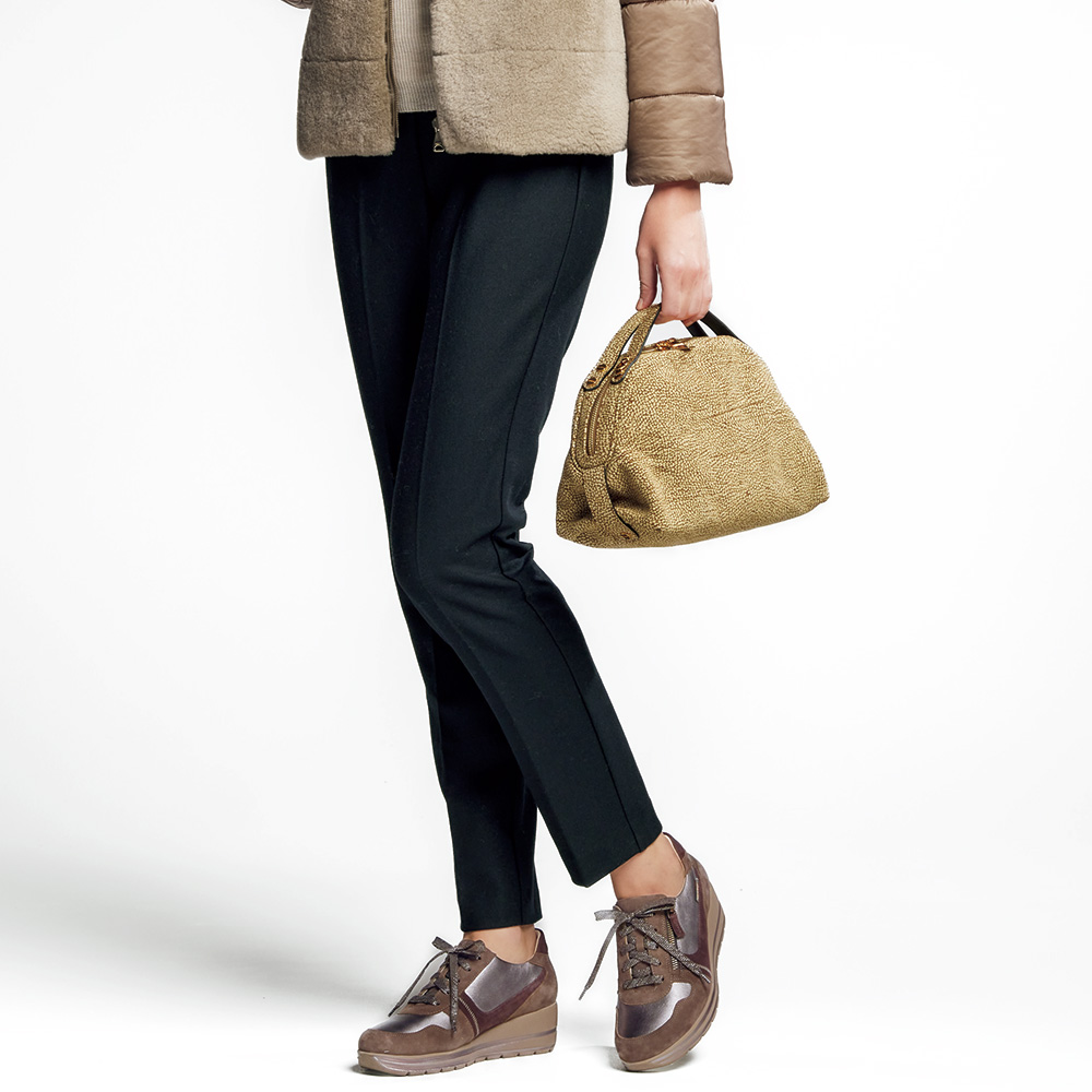 ファスナー付きスニーカー